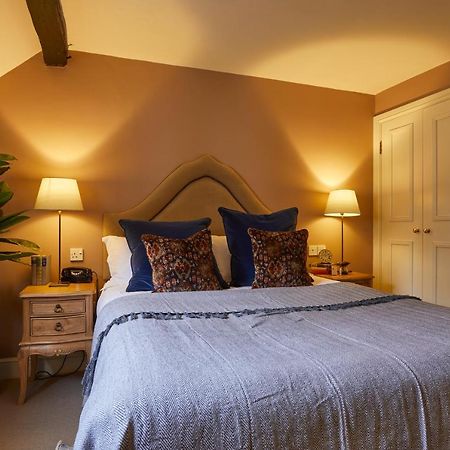 Hotel The Methuen Arms Corsham Exterior foto A bedroom at The Old Vicarage