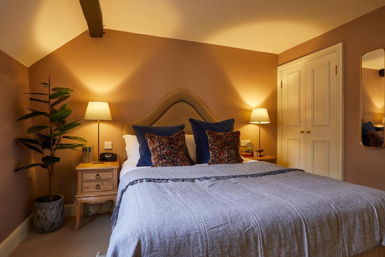 Hotel The Methuen Arms Corsham Exterior foto A bedroom at The Old Vicarage