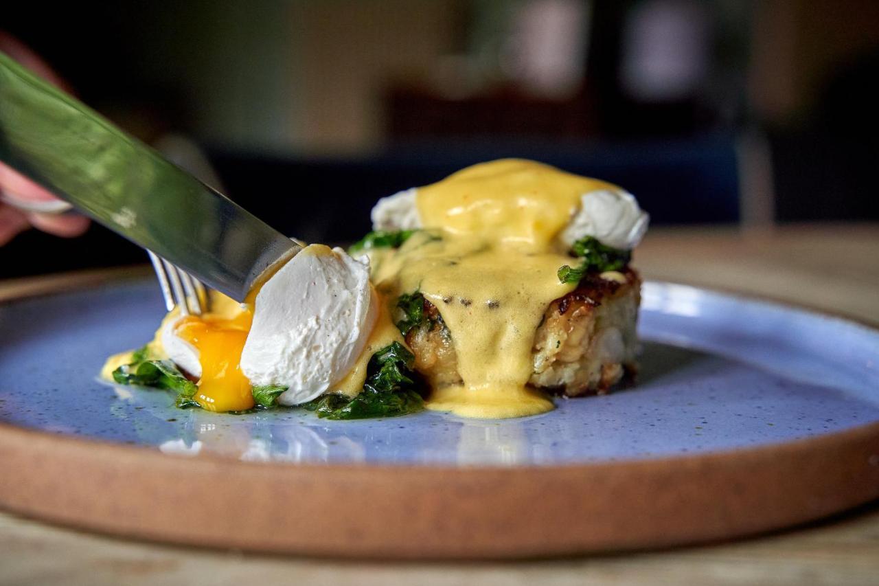 Hotel The Methuen Arms Corsham Exterior foto A dish of haddock with a sauce of eggs and mustard