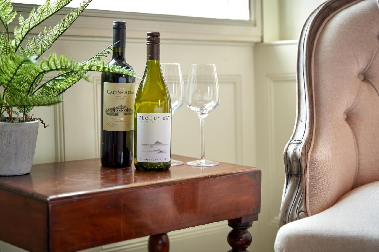 Hotel The Methuen Arms Corsham Exterior foto A wine table