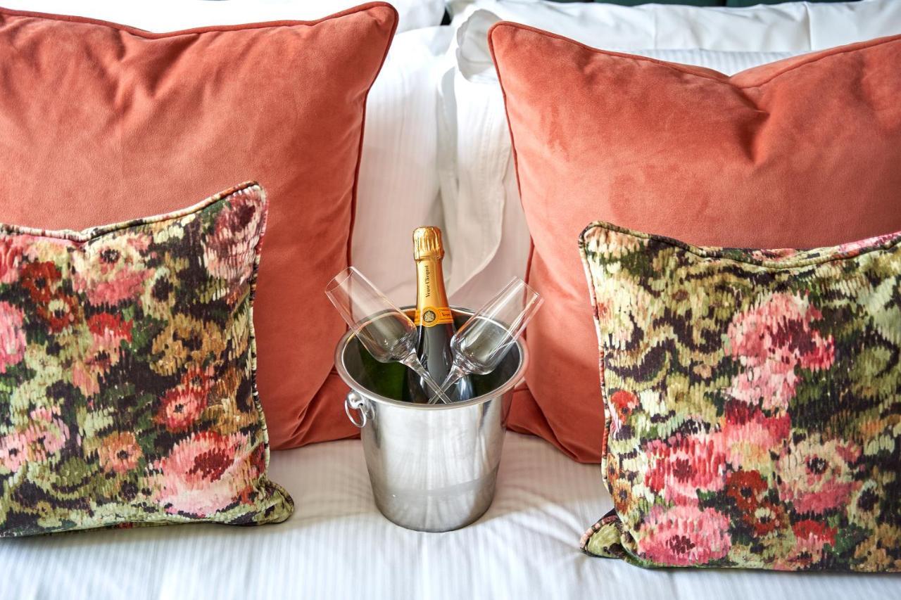 Hotel The Methuen Arms Corsham Exterior foto A champagne bottle in a champagne bucket