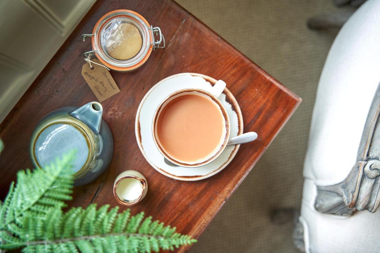 Hotel The Methuen Arms Corsham Exterior foto A cup of tea