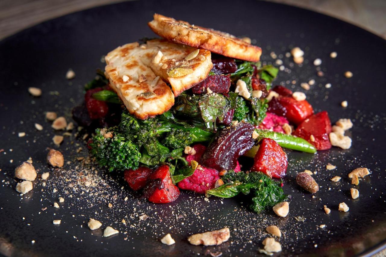 Hotel The Methuen Arms Corsham Exterior foto A salad with grilled halloumi cheese