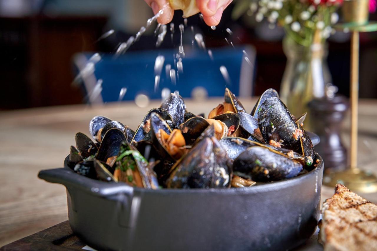 Hotel The Methuen Arms Corsham Exterior foto Mussels being sprinkled with coriander