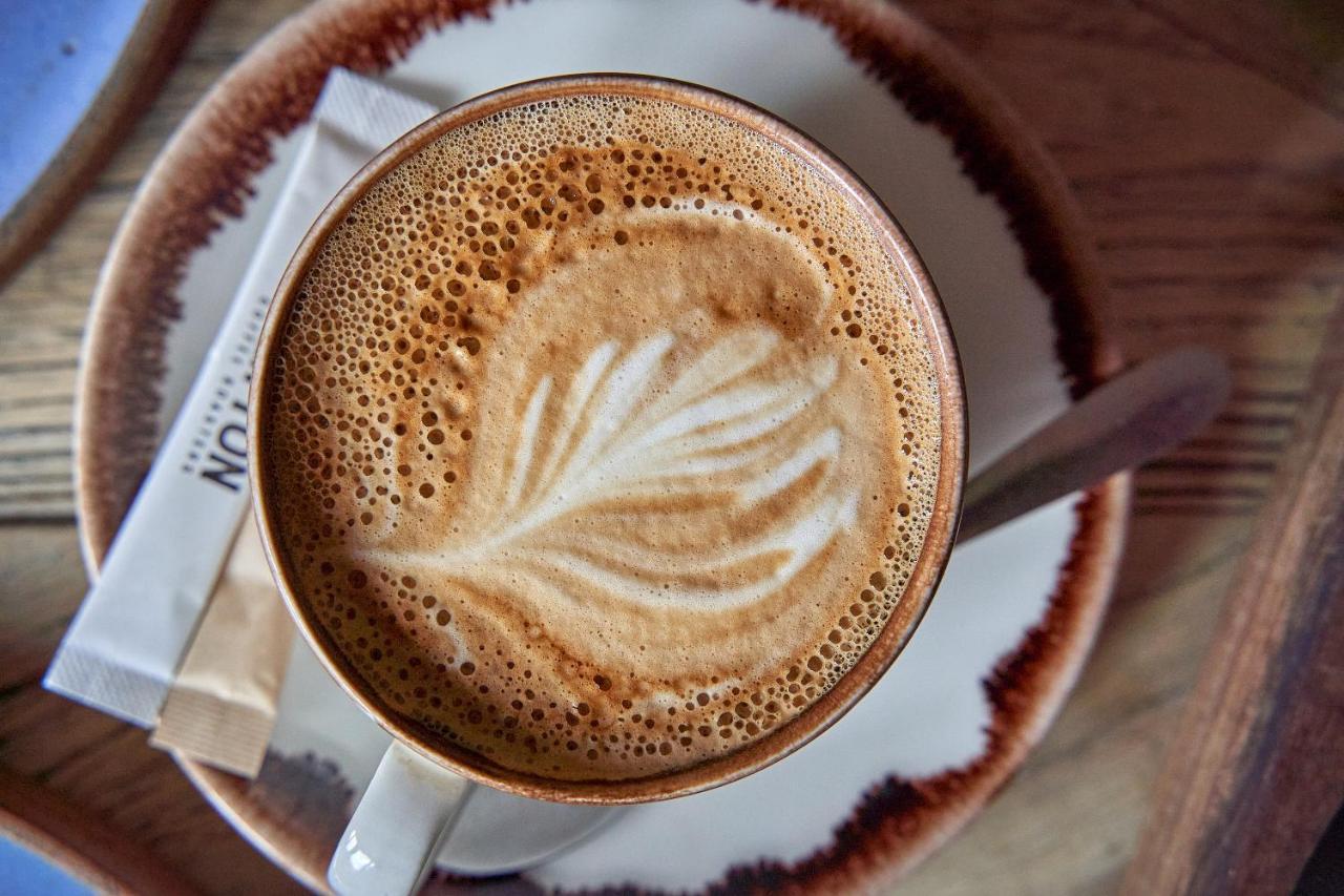 Hotel The Methuen Arms Corsham Exterior foto A cappuccino