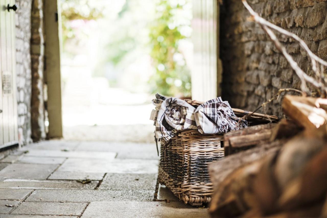Hotel The Methuen Arms Corsham Exterior foto A laundry basket