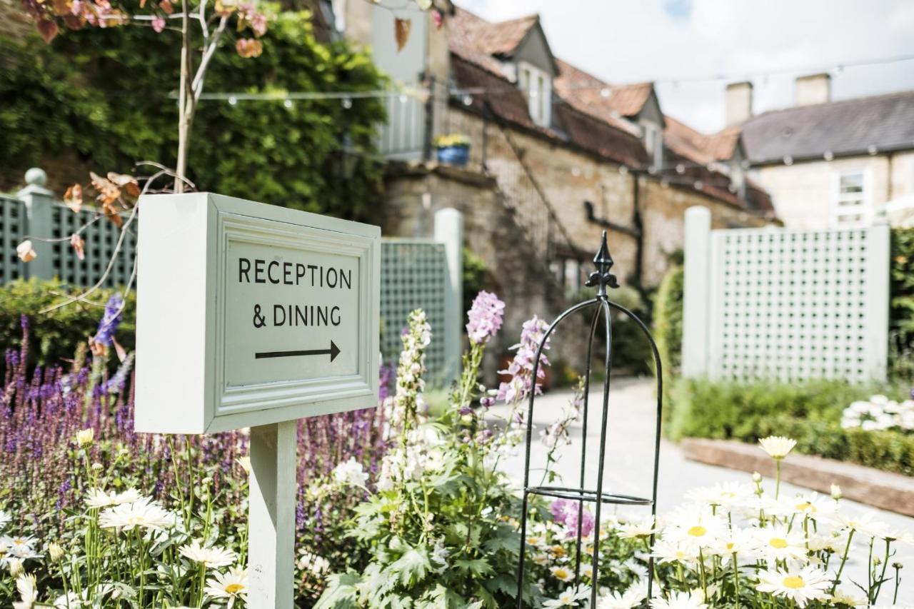 Hotel The Methuen Arms Corsham Exterior foto The entrance to the hotel
