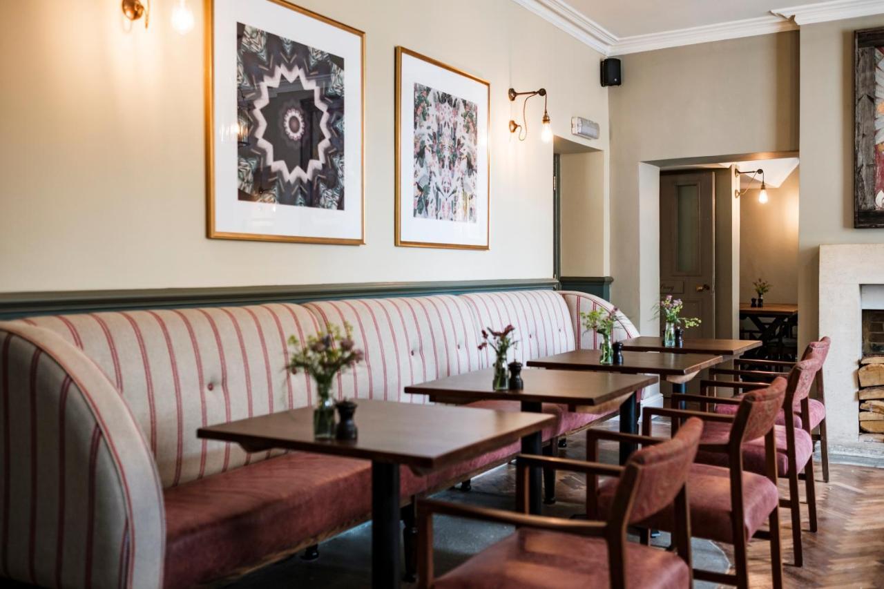 Hotel The Methuen Arms Corsham Exterior foto The interior of the restaurant