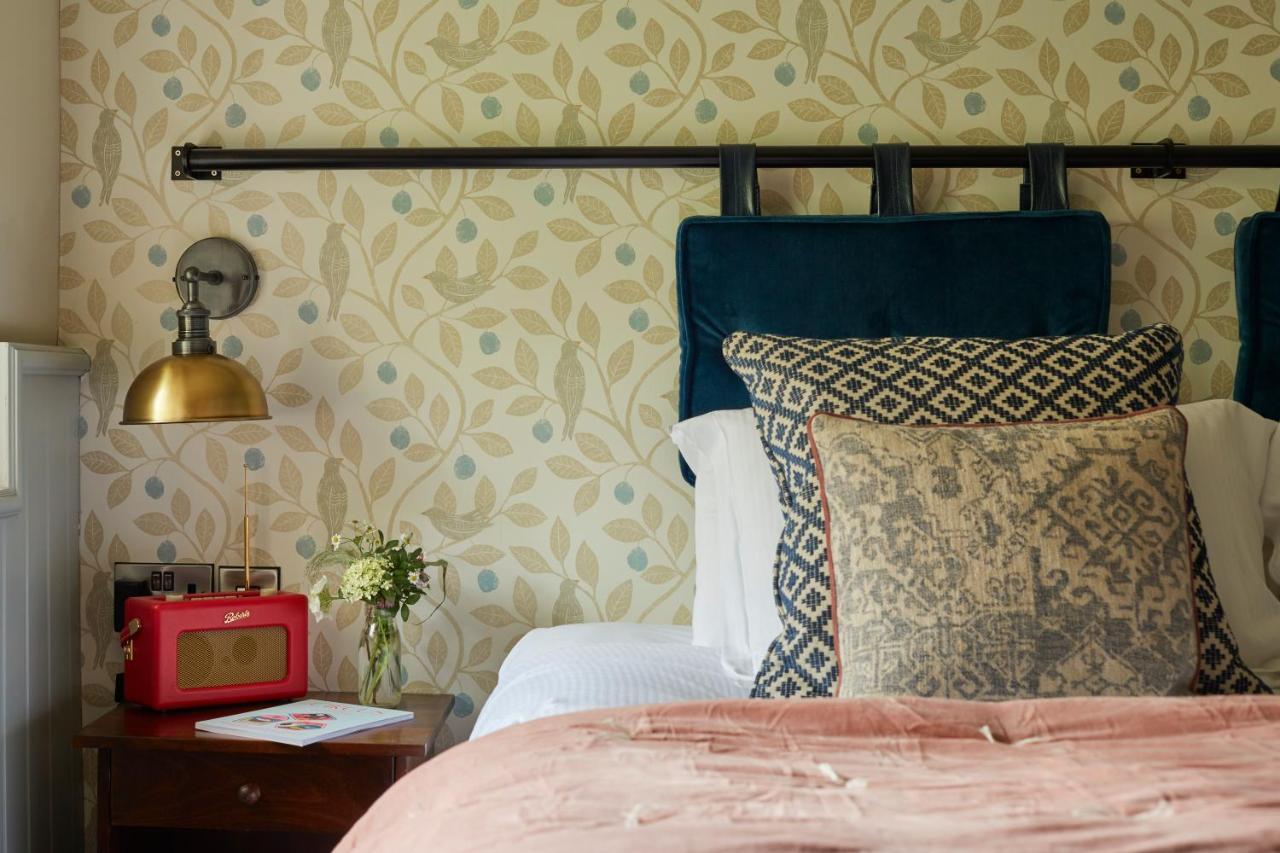 Hotel The Methuen Arms Corsham Exterior foto A bedroom at The Pig