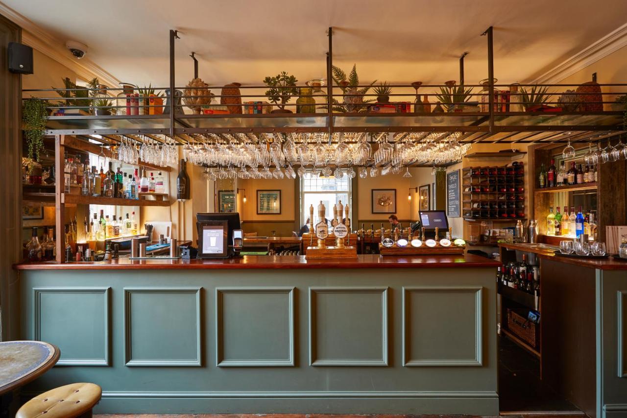 Hotel The Methuen Arms Corsham Exterior foto The bar at The Crown