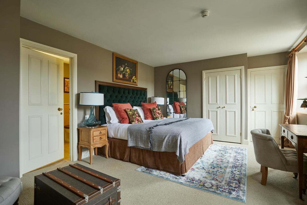 Hotel The Methuen Arms Corsham Exterior foto A bedroom at The Old parsonage