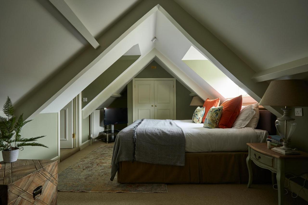 Hotel The Methuen Arms Corsham Exterior foto A bedroom in the eaves of a house