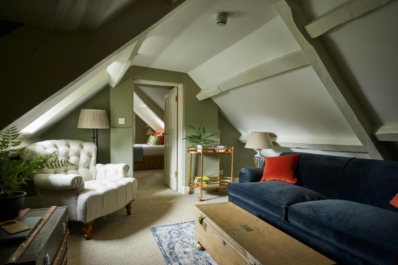 Hotel The Methuen Arms Corsham Exterior foto A room in the eaves of a house