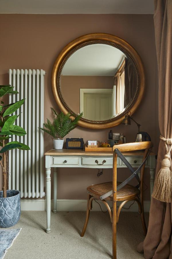 Hotel The Methuen Arms Corsham Exterior foto A dressing table