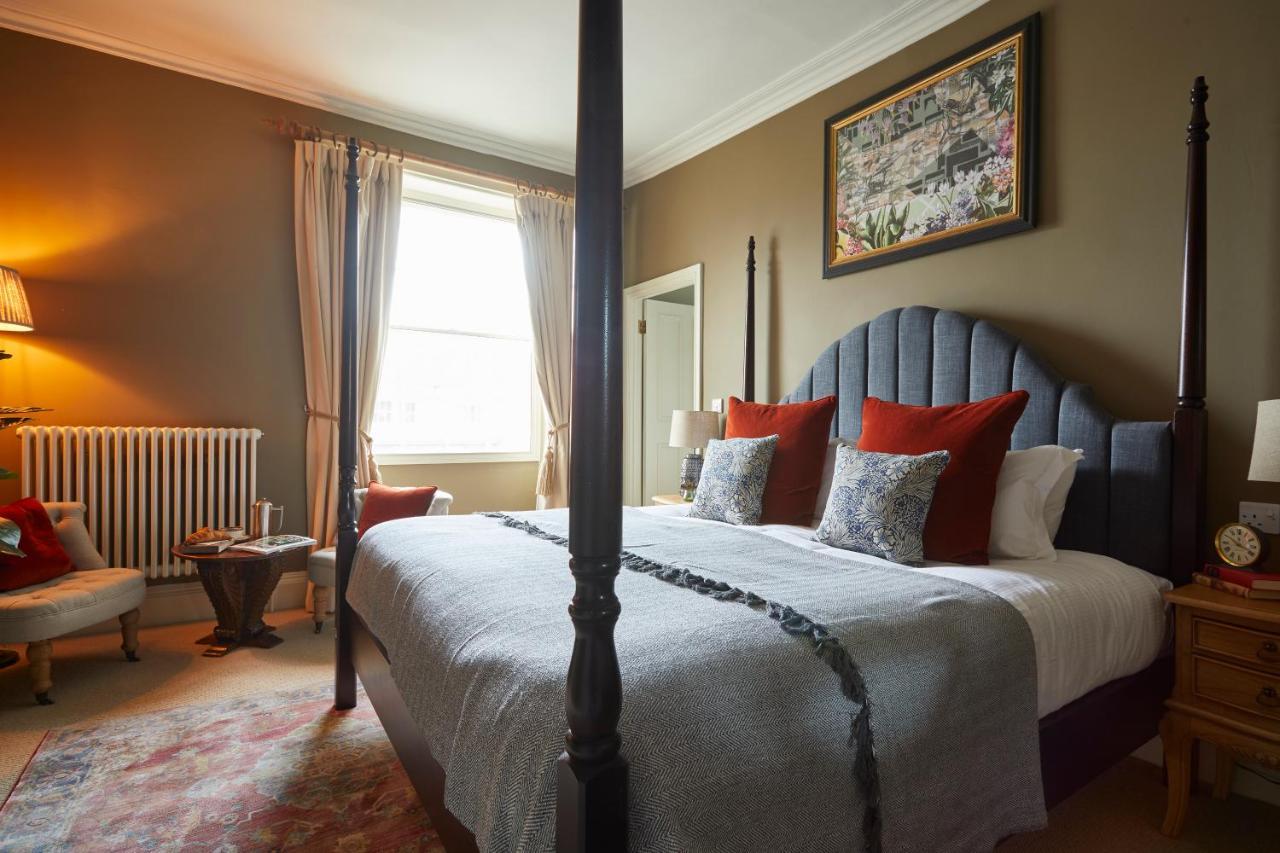 Hotel The Methuen Arms Corsham Exterior foto A bedroom at The Swan Hotel