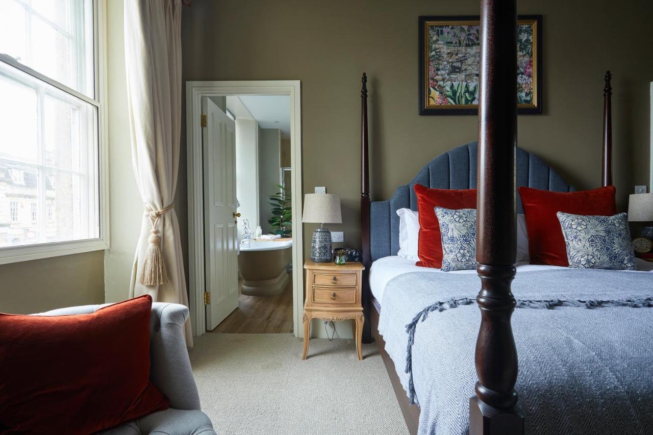 Hotel The Methuen Arms Corsham Exterior foto A bedroom at the hotel