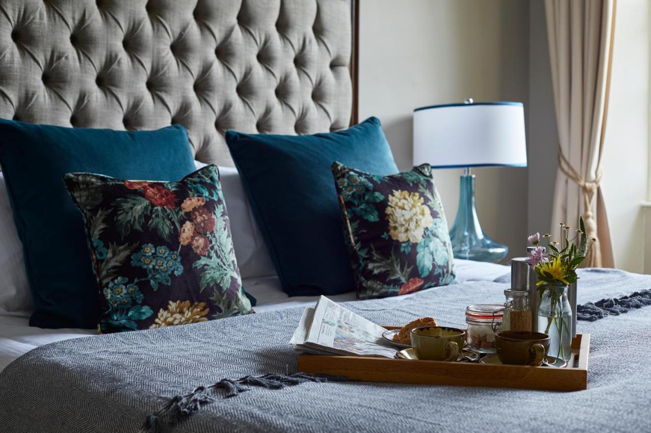 Hotel The Methuen Arms Corsham Exterior foto A bed with cushions
